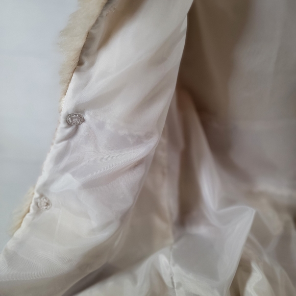 Altar’d State Faux Fur Vest Size Medium Creame Colored - Picture 6 of 7